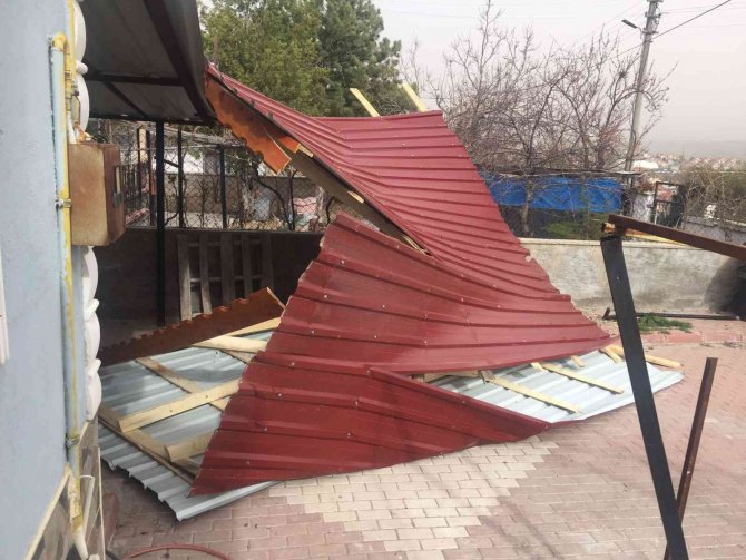 Kuvvetli Rüzgar Evin Çatısını Uçurdu