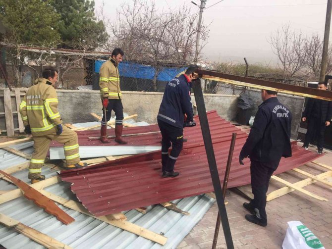Kuvvetli Rüzgar Evin Çatısını Uçurdu