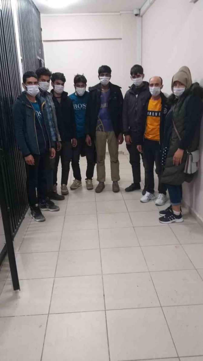 Trafik Uygulamasında Durdurulan İki Araçtan 15 Kaçak Göçmen Çıktı
