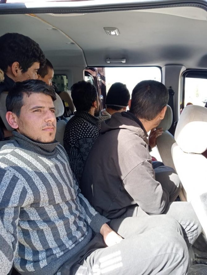 Trafik Uygulamasında Durdurulan İki Araçtan 15 Kaçak Göçmen Çıktı