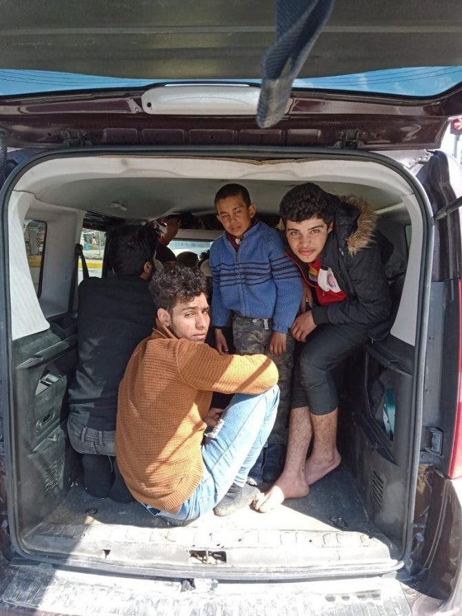 Trafik Uygulamasında Durdurulan İki Araçtan 15 Kaçak Göçmen Çıktı