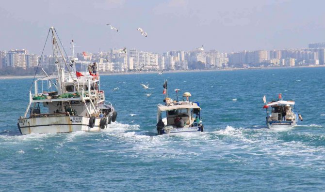 Akdeniz’de Balıkçılar Sezonu Erken Kapatmaya Başladı