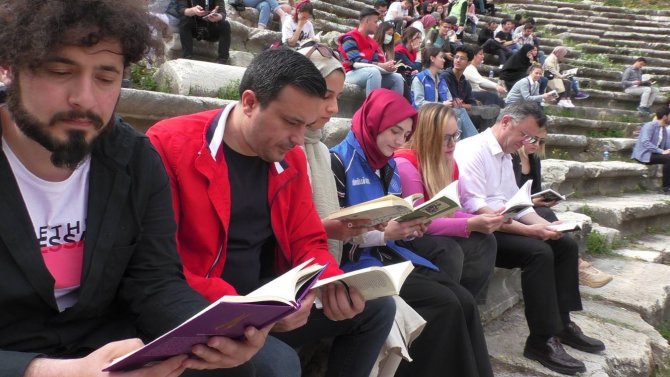 Öğrenciler Antik Kentte Kitap Okudu