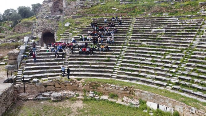 Öğrenciler Antik Kentte Kitap Okudu