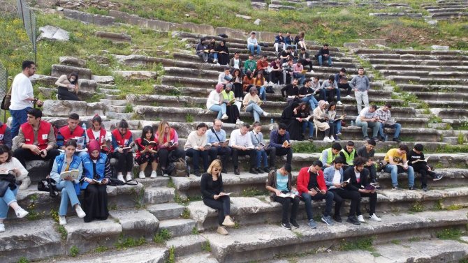 Öğrenciler Antik Kentte Kitap Okudu