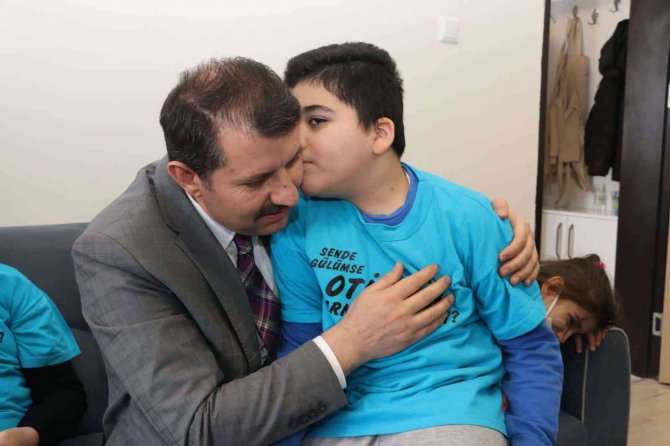 Otizme Dikkat Çektiler