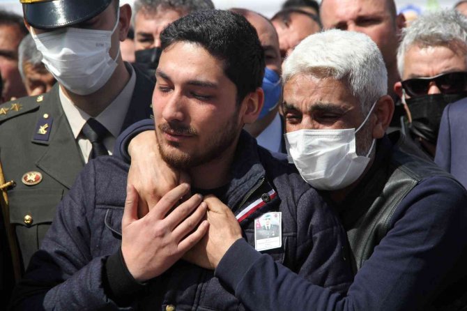 İ̇zmir Şehidini Gözyaşlarıyla Uğurladı