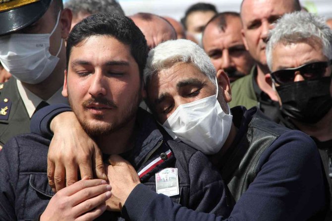 İ̇zmir Şehidini Gözyaşlarıyla Uğurladı