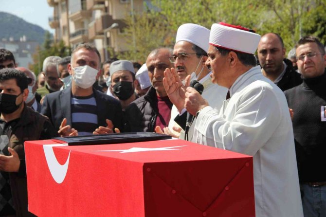 İ̇zmir Şehidini Gözyaşlarıyla Uğurladı
