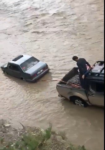 Kastamonu’da Kar Suları Çay Kenarındaki Elektrik Direğini Yıktı