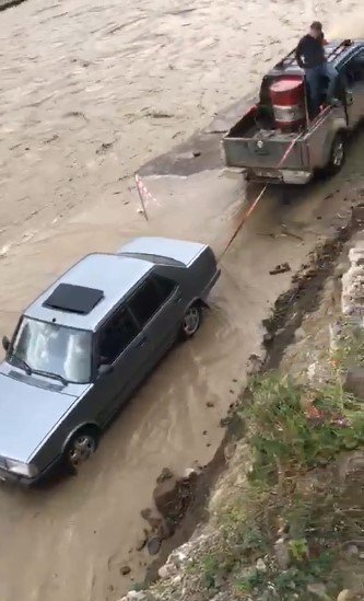 Kastamonu’da Kar Suları Çay Kenarındaki Elektrik Direğini Yıktı