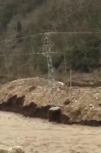Kastamonu’da Kar Suları Çay Kenarındaki Elektrik Direğini Yıktı