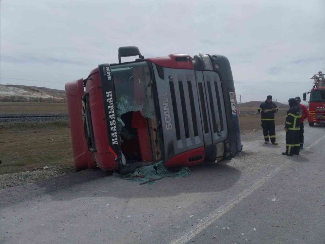Devrilen Tırın Sürücüsü Ağır Yaralandı