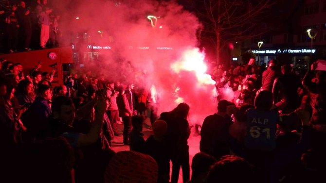 Trabzonsporlu Taraftarlar Beşiktaş Maçı Beraberliğini Kutladı