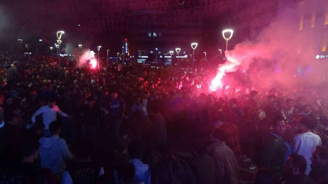 Trabzonsporlu Taraftarlar Beşiktaş Maçı Beraberliğini Kutladı