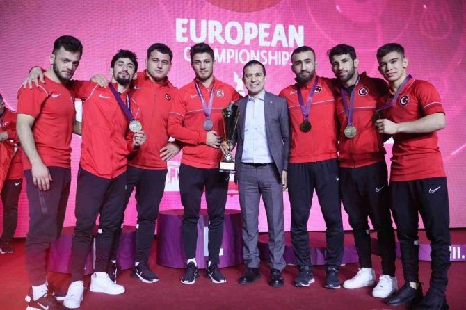 Milli Güreşçiler 17 Madalya İle Macaristan’da Rekor Kırdı