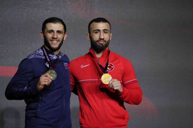 Milli Güreşçiler 17 Madalya İle Macaristan’da Rekor Kırdı