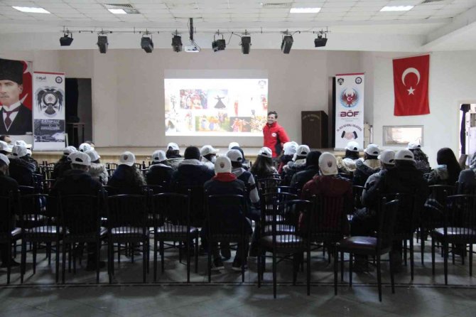 Uşak’ta Tem Şube, Okullarda Seminer Verdi