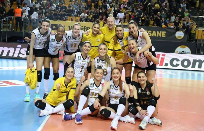 Lider Vakıfbank Normal Sezonu Galibiyetle Kapattı