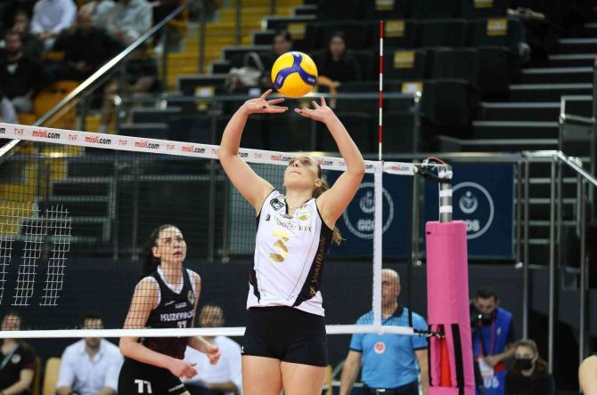 Lider Vakıfbank Normal Sezonu Galibiyetle Kapattı