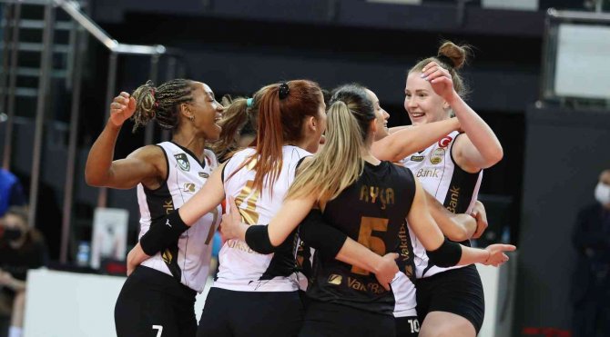 Lider Vakıfbank Normal Sezonu Galibiyetle Kapattı