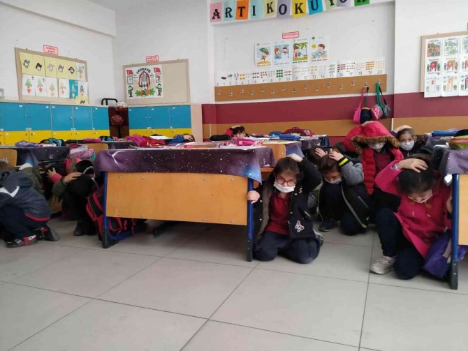 Maver Kemal Arsoy Ortaokulu’nda Yangın Ve Deprem Tatbikatı