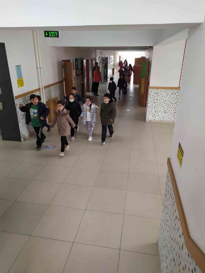 Maver Kemal Arsoy Ortaokulu’nda Yangın Ve Deprem Tatbikatı