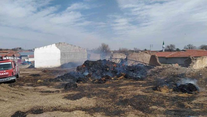 Alevler 100’e Yakın Saman Balyasını Küle Çevirdi