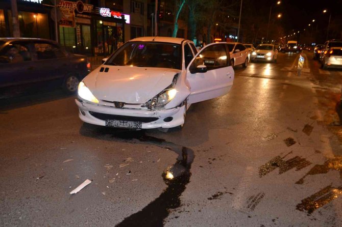 Alkollü Sürücüyle Çarpışan Otomobildeki Zabıta Yaralandı