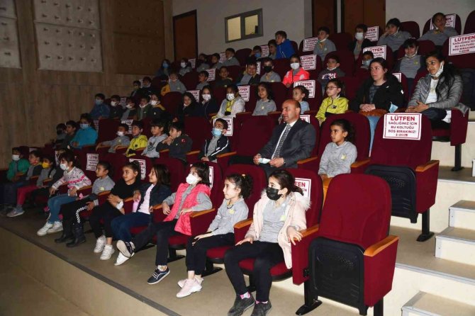 Altınova’da Öğrencilerin Sinema Keyfi