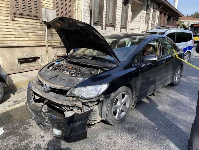 Beykoz’da Servis Minibüsü İle Otomobil Kafa Kafaya Çarpıştı: 1 Yaralı