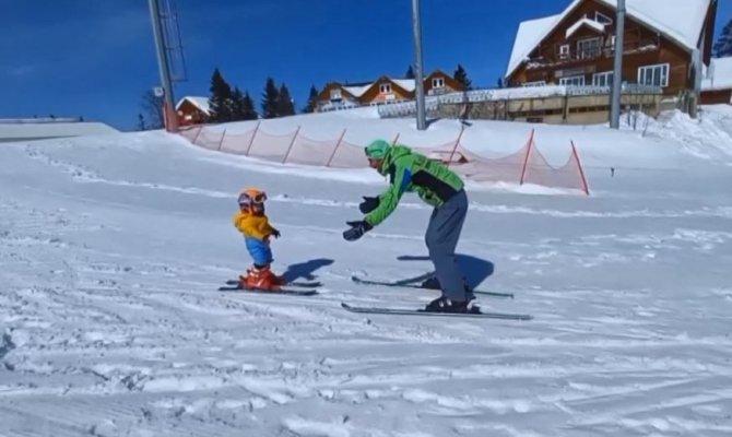 Artvinli 14 Aylık Bebeğin Kayak Keyfi Görenleri Şaşkına Çeviriyor