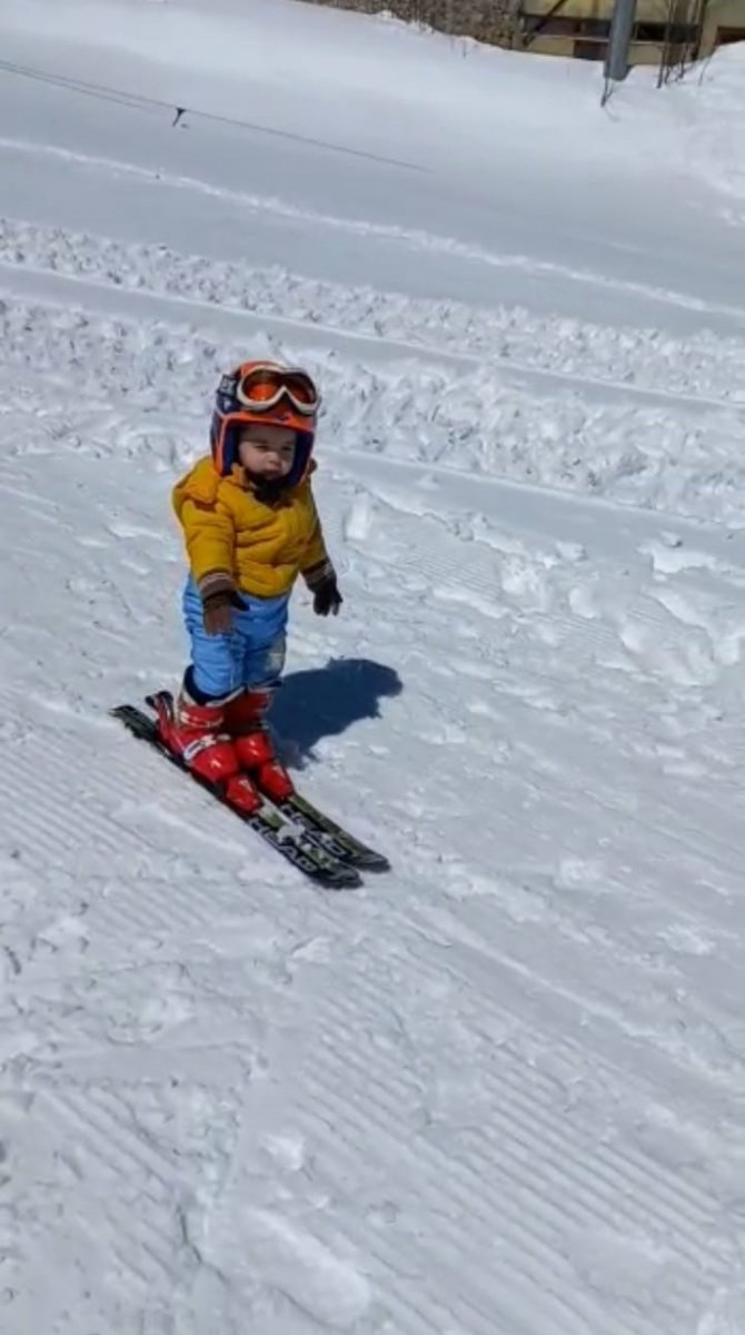 Artvinli 14 Aylık Bebeğin Kayak Keyfi Görenleri Şaşkına Çeviriyor