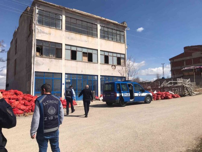 Başkent’te Yol Kenarına Atılmış Yüzlerce Çuval Soğan Bulundu