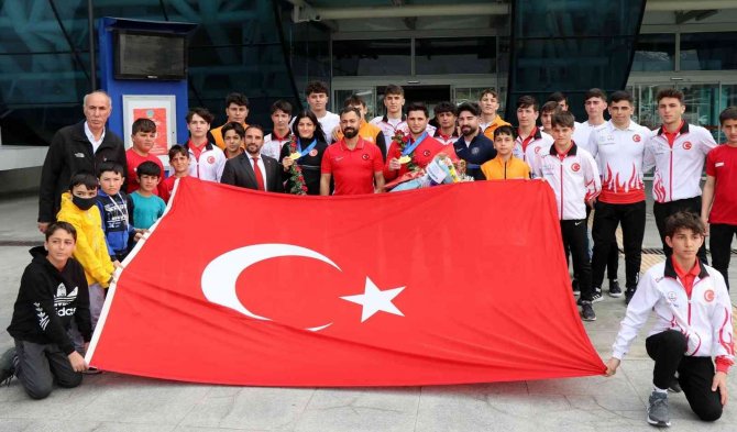 Avrupa Şampiyonu Milli Güreşçi Kamaloğlu, Erzincan’da Coşkuyla Karşılandı
