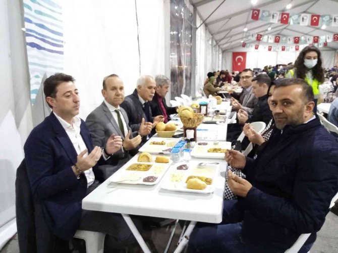 Bandırma’da Her Gün 2 Bin Kişiye İftar Yemeği Veriliyor