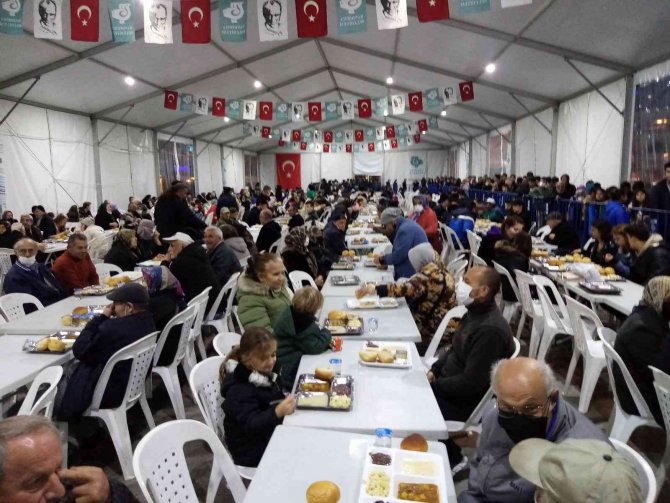 Bandırma’da Her Gün 2 Bin Kişiye İftar Yemeği Veriliyor