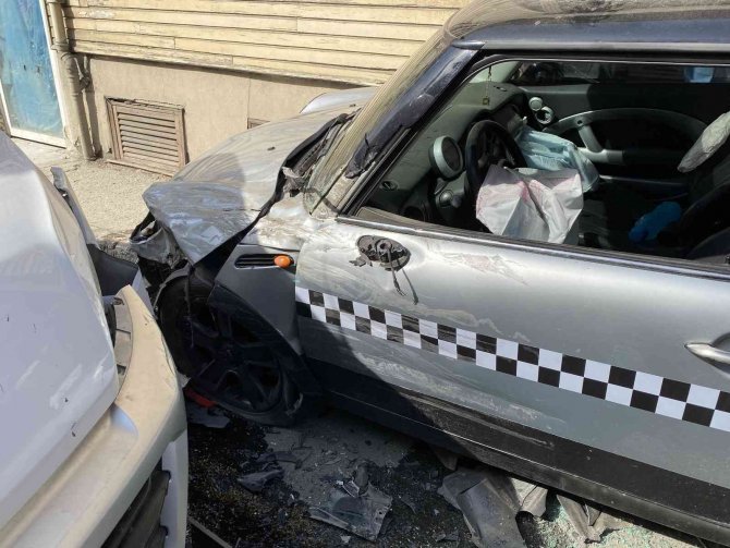 Beykoz’da Servis Minibüsü İle Otomobil Kafa Kafaya Çarpıştı: 1 Yaralı