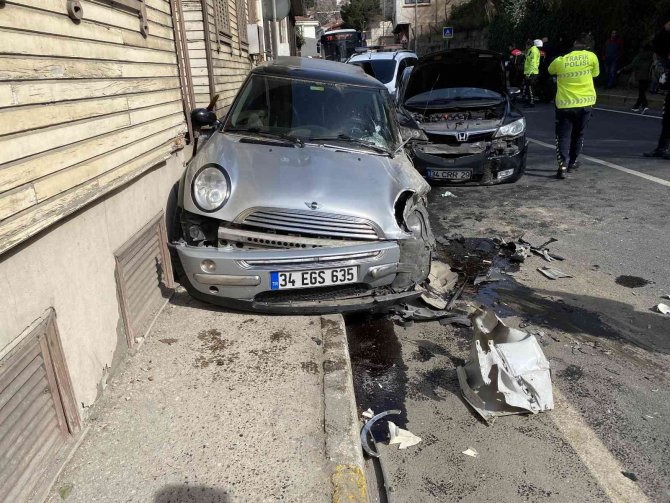 Beykoz’da Servis Minibüsü İle Otomobil Kafa Kafaya Çarpıştı: 1 Yaralı
