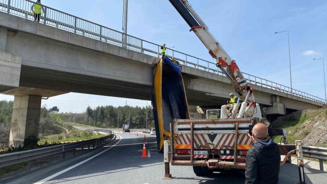 Beykoz’da Dorsesi Açık Şekilde İlerleyen Kamyon Viyadüğe Çarptı