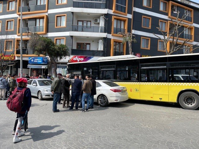 Beyoğlu’nda Freni Patlayan İ̇ett Otobüsü 4 Araca Çarptı