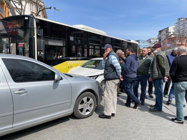 Beyoğlu’nda Freni Patlayan İ̇ett Otobüsü 4 Araca Çarptı