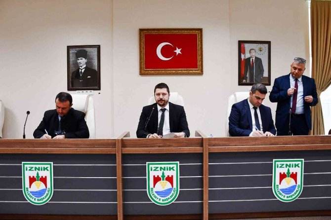 İ̇znik Belediye Meclisi Sahildeki Kaçak Yapılaşmanın Önünde Geçecek