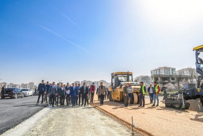 Başkan Gürkan, Asfalt Çalışmalarının Yapıldığı 35 Metrelik Yolda İnceleme Yaptı