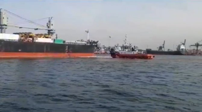 Haydarpaşa Limanı Açıklarında Karaya Oturan Gemi Ahırkapı’ya Demirletildi