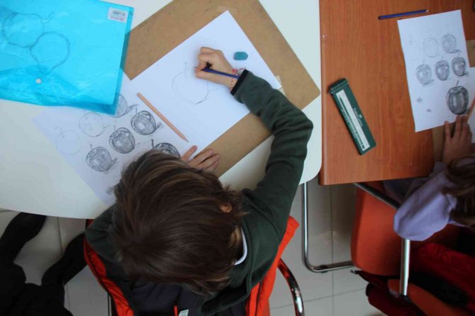 30 Yaşında Resim Yeteneğini Keşfetti, Şimdi Çocuklara Öğretiyor