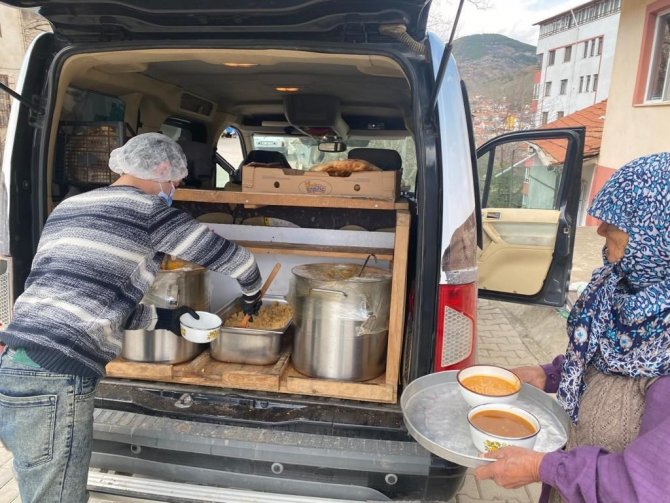 Başkan Sülük, Alpaslan Türkeş İçin Helva Dağıttı