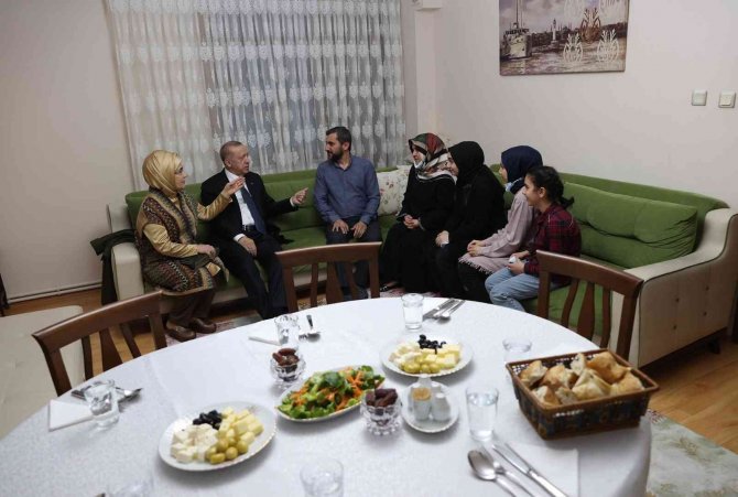Cumhurbaşkanı Erdoğan, Ümraniye’de Bir Vatandaşın Evinde İftar Yaptı