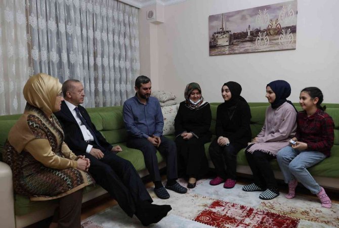 Cumhurbaşkanı Erdoğan, Ümraniye’de Bir Vatandaşın Evinde İftar Yaptı