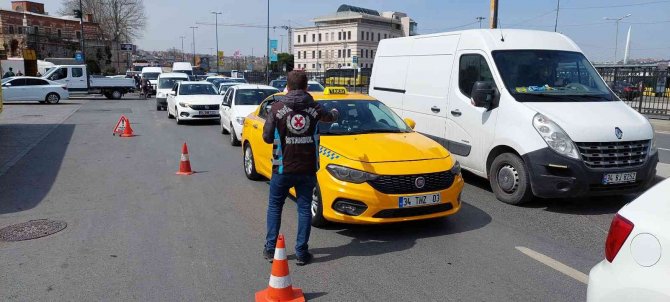 Eminönü’nde Taksiler Tek Tek Denetlendi